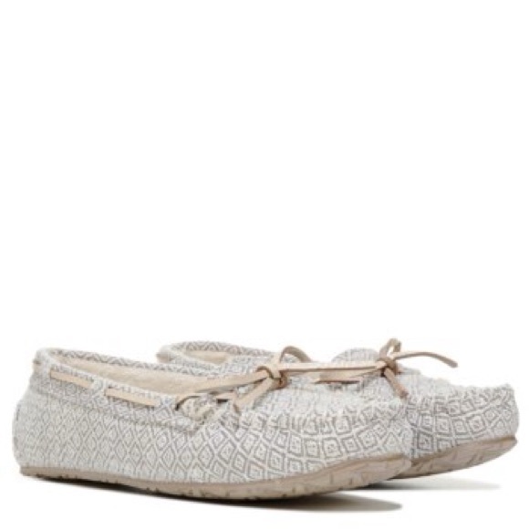 minnetonka women's britt trapper slipper